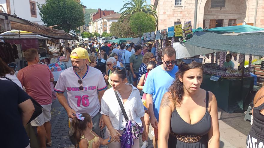 Domingo a rebosar en Cangas de Onís: así estaba la &quot;plaza&quot; canguesa