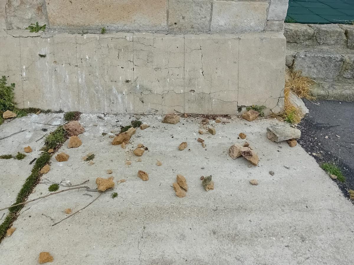 Restos del desprendimiento sobre el suelo de la plaza del pueblo.