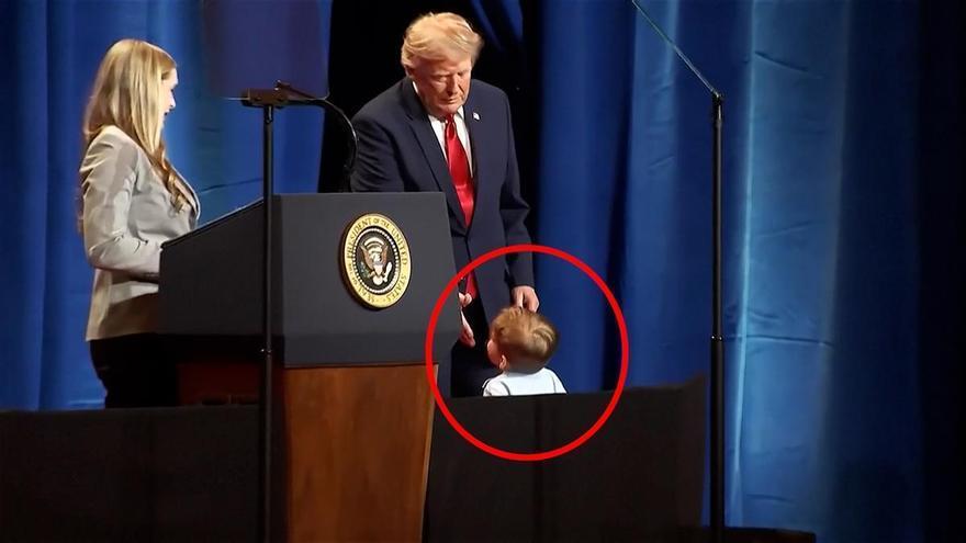 TRUMP CAÍDA NIÑO | Trump evita la caída de un niño en un mitin y lanza un dardo a Biden: «No quiero que termine igual»