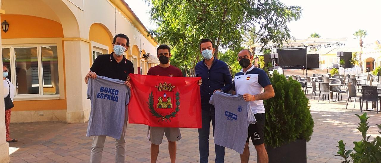 El alcalde, el boxeador, el concejal de Deportes y el entrenador.