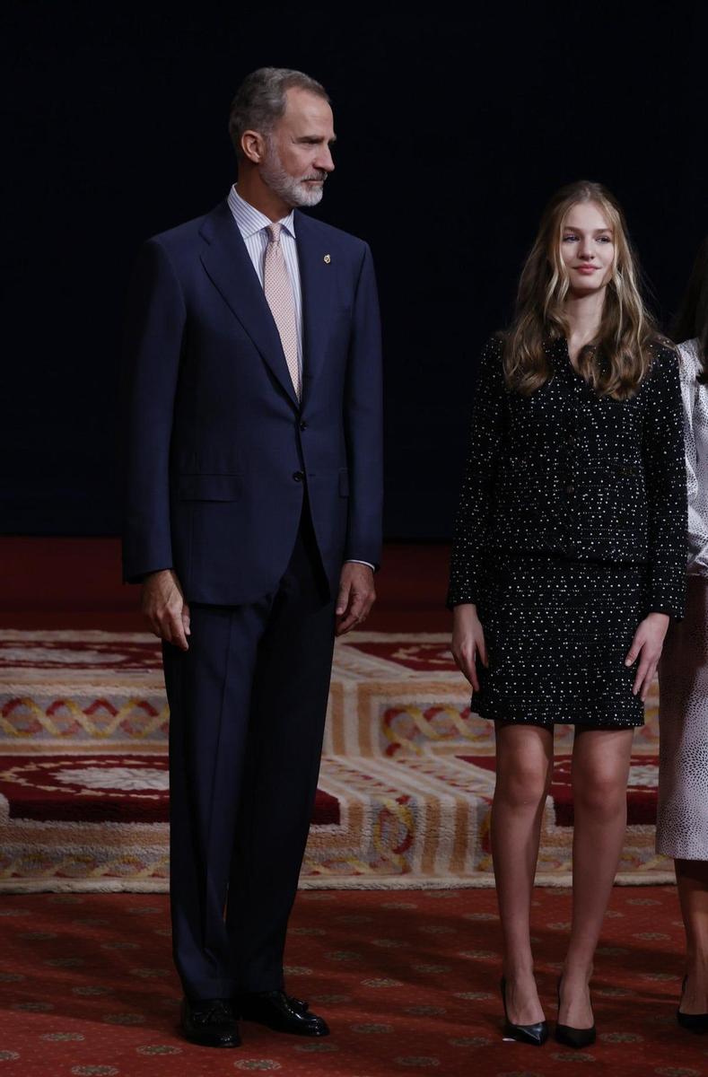 La princesa Leonor confía en Carolina Herrera con este conjunto de tweed que llevó en una reunión con los galardonados en los Premios Princesa de Asturias