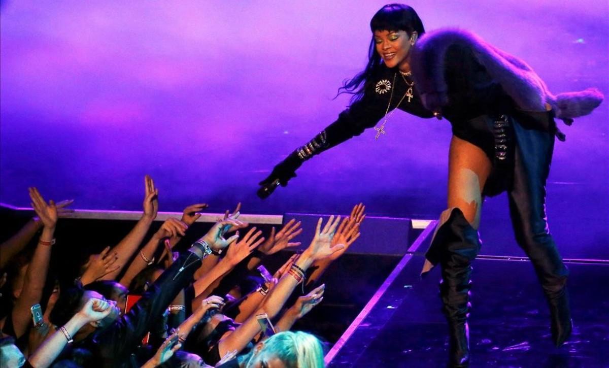 jjubierre35317469 rihanna performs during the 2016 mtv video music awards in n160829102312