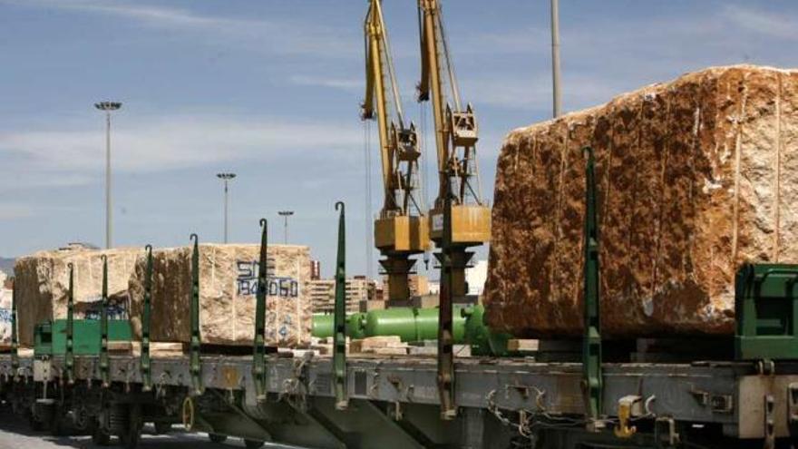 Un tren de mercancías, con mármol, en el Puerto de Alicante.