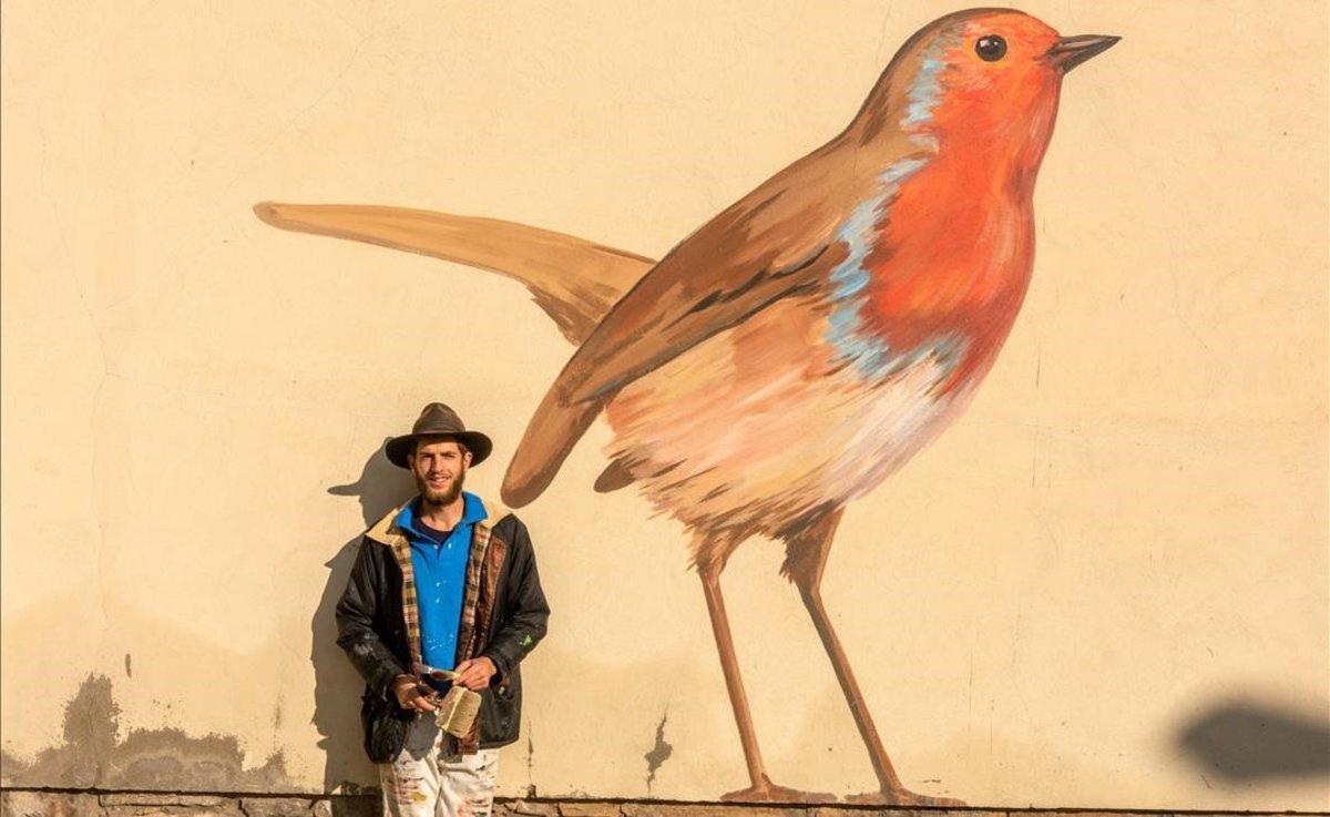 Ivars d’Urgell (Pla d’Urgell). En la foto, el artista Swen Schmitz junto a su obra.