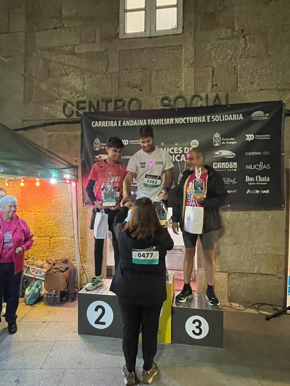 Más de 1.300 personas alumbran de rosa Cangas