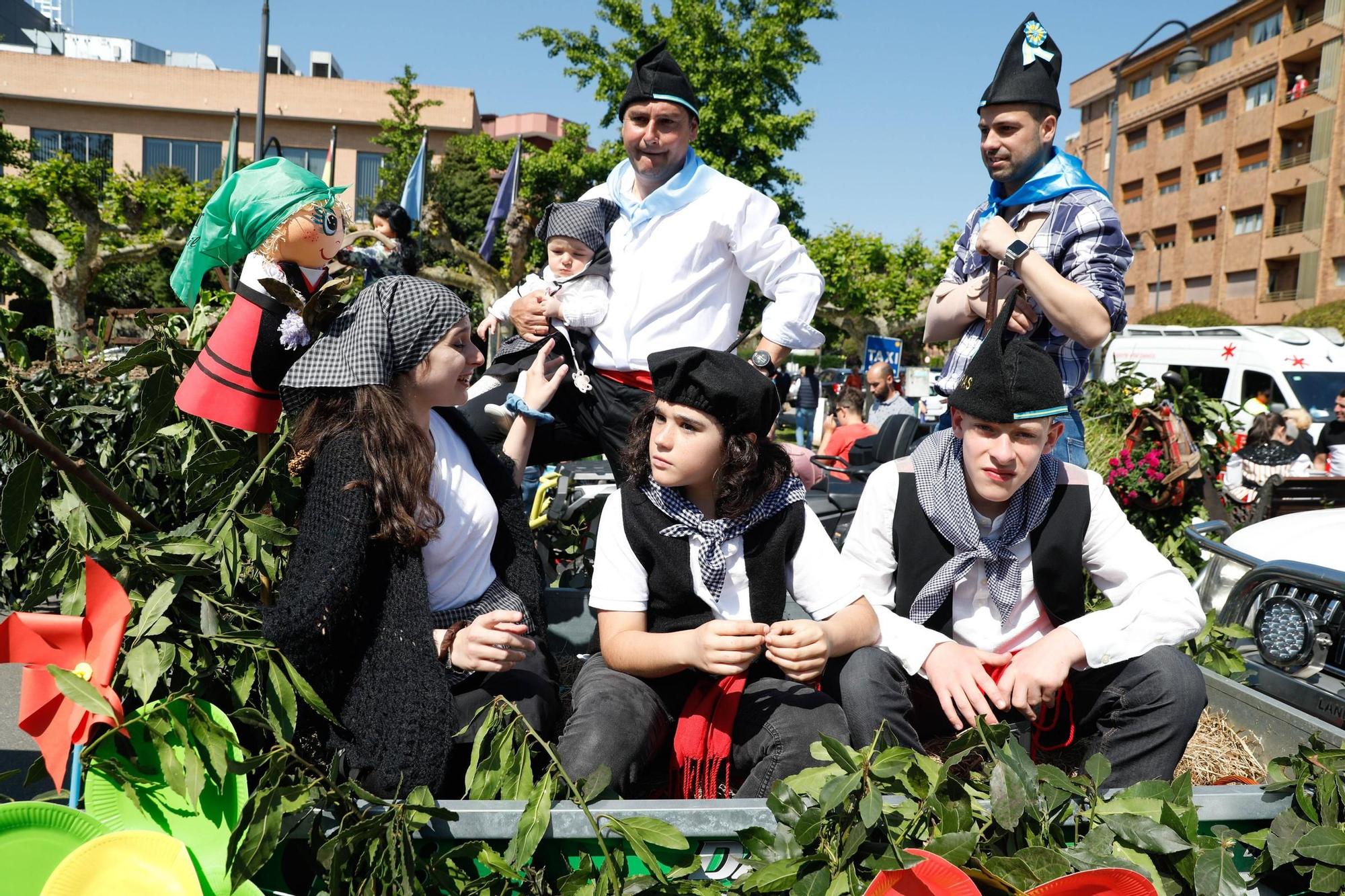 EN IMÁGENES: Así se ha vivido el desfile de carrozas y xarrés de las fiestas de San Isidro en Piedras Blancas