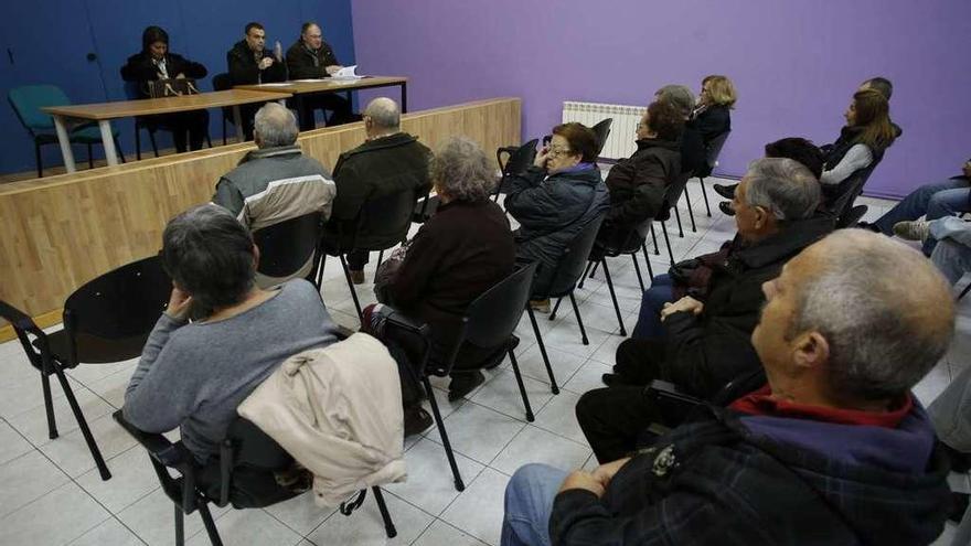 Paloma García, el Alcalde e Ignacio Martínez, en la mesa, durante la reunión en el centro social de Trasona.