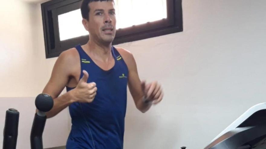 Coronavirus: Un atleta de Vinaròs corre un maratón en casa para cumplir un reto solidario