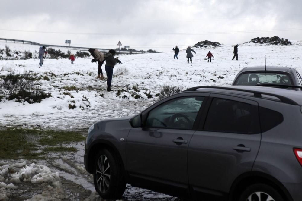 Cientos de personas visitan los montes de Deza para disfrutar de la nieve