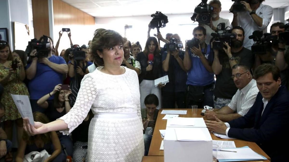 Soraya Sáenz de Santamaría vota en su sede electoral