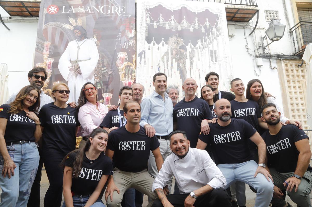 Juanma Moreno hace campaña en las Cruces de Mayo de Córdoba Juanma Moreno hace campaña en las Cruces de Mayo de Córdoba