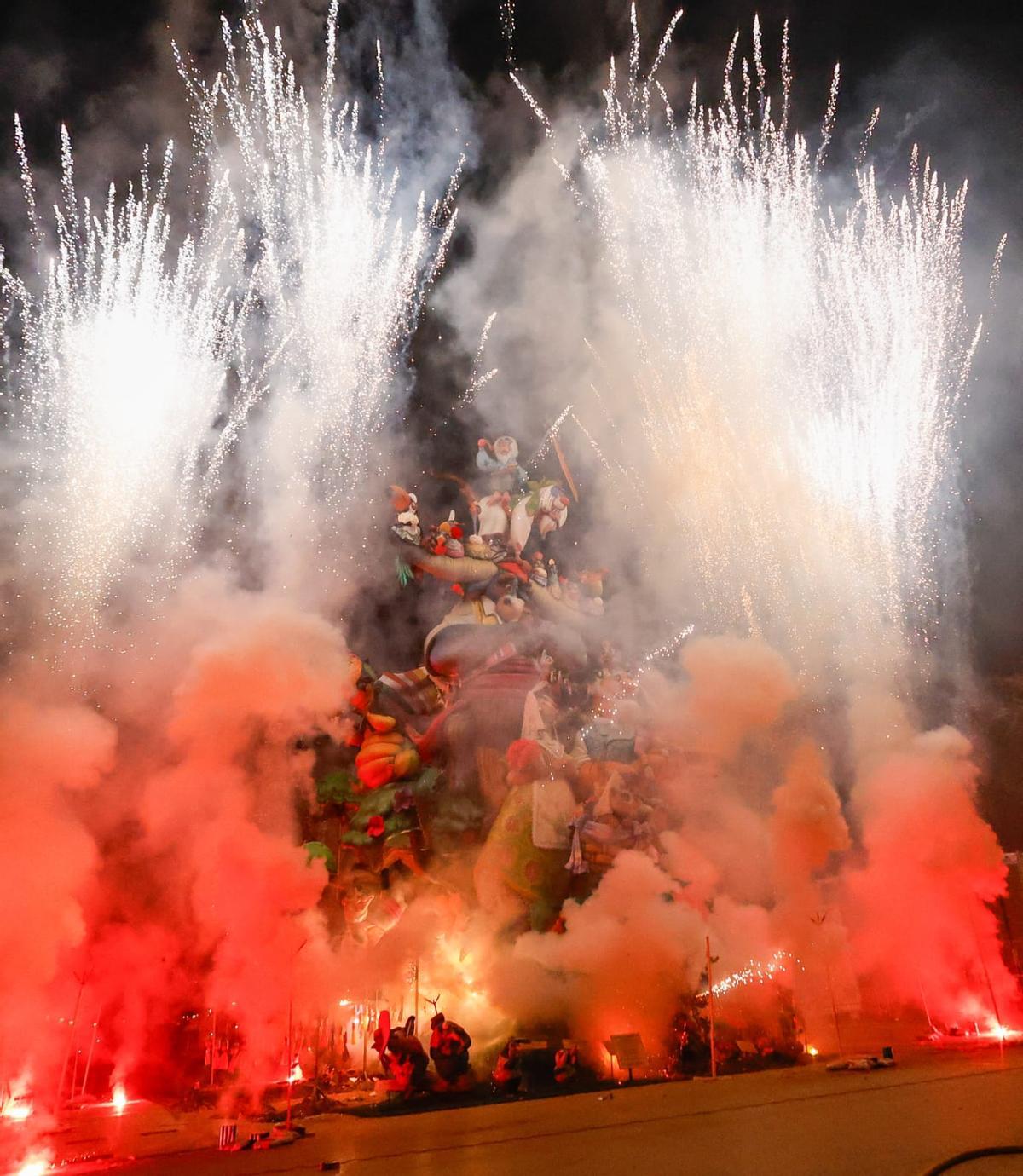 La Cremà de la falla municipal de València, en imágenes