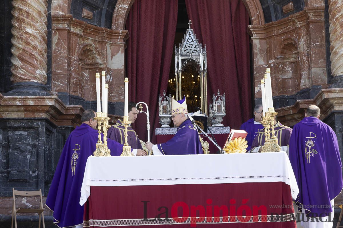 La vicaría de Cartagena, la UCAM, junto a asociaciones y peregrinos de toda España se ponen a los pies de la Vera Cruz