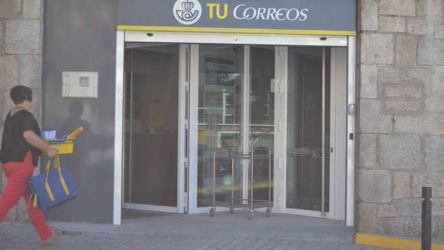 Una persona entraba ayer en la nueva oficina de Correos de Puebla.