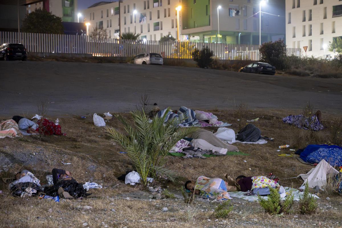 Decenas de migrantes siguen durmiendo en los alrededores de Loma Colmenar (Ceuta) Decenas de migrantes siguen durmiendo en los alrededores de Loma Colmenar (Ceuta)