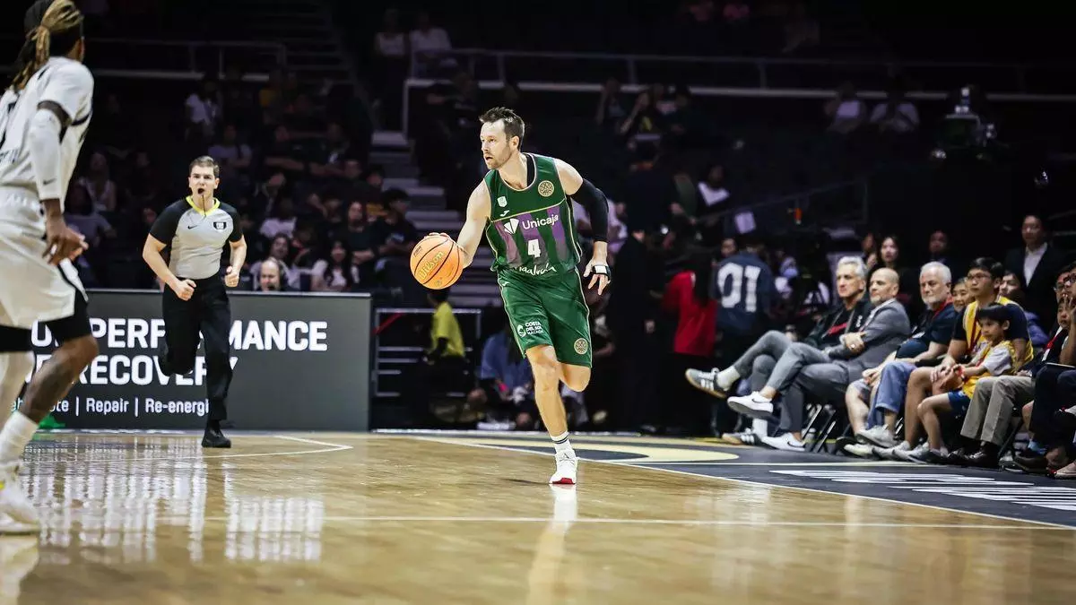 Juanma Rodríguez, director deportivo del Unicaja, explica la lesión de Tyler Kalinoski, paso a paso