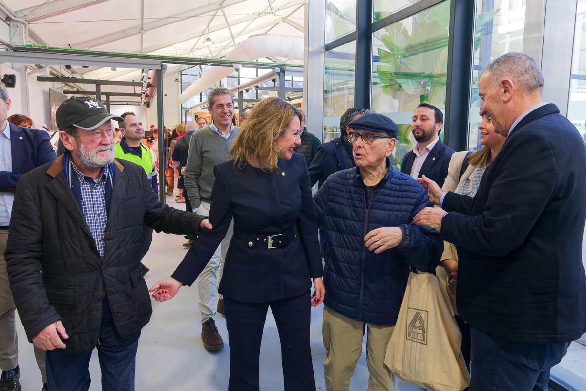 El mercado provisional, luminoso y con 42 paradas, aprueba 'con nota'