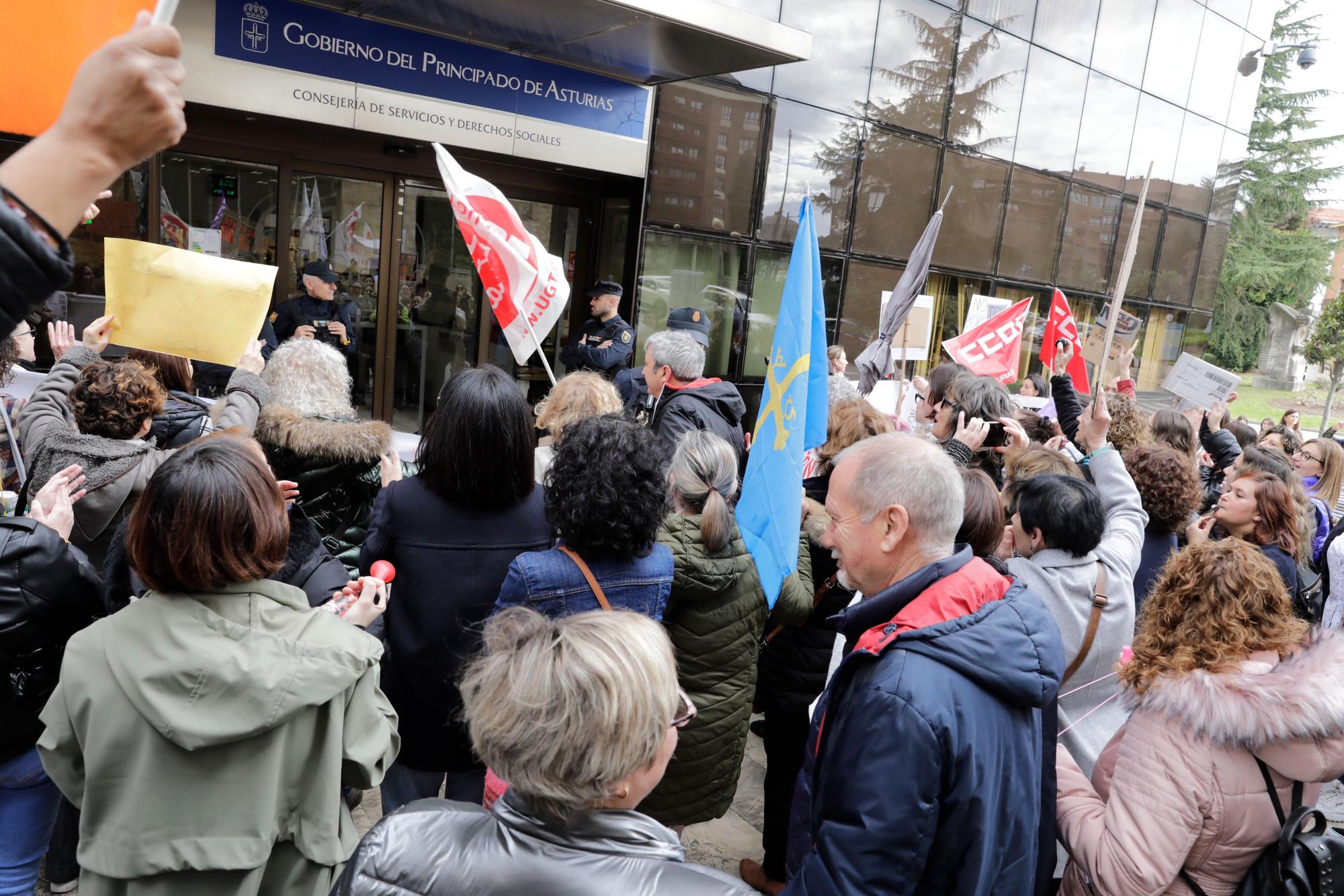 En imágenes: Multitudinaria protesta de los trabajadores del ERA: "Nuestras vacaciones no son un trueque electoral"