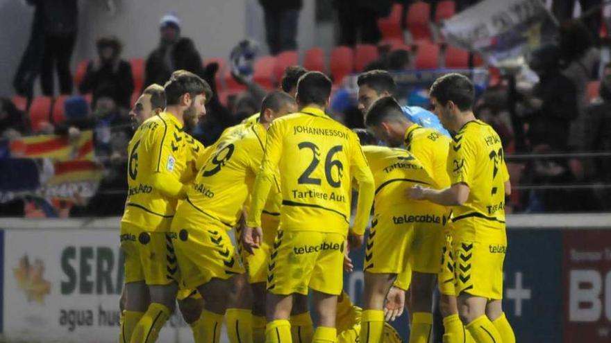 Los jugadores celebran el gol de la victoria en Huesca, con Susaeta en el suelo.