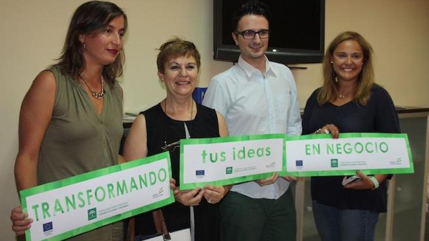 La responsable de comunicación de la Asociación Arrabal, Sonia González, y la concejala de Comercio del municipio, Carmen Romero, dos de las participantes en estas jornadas con los empresarios.