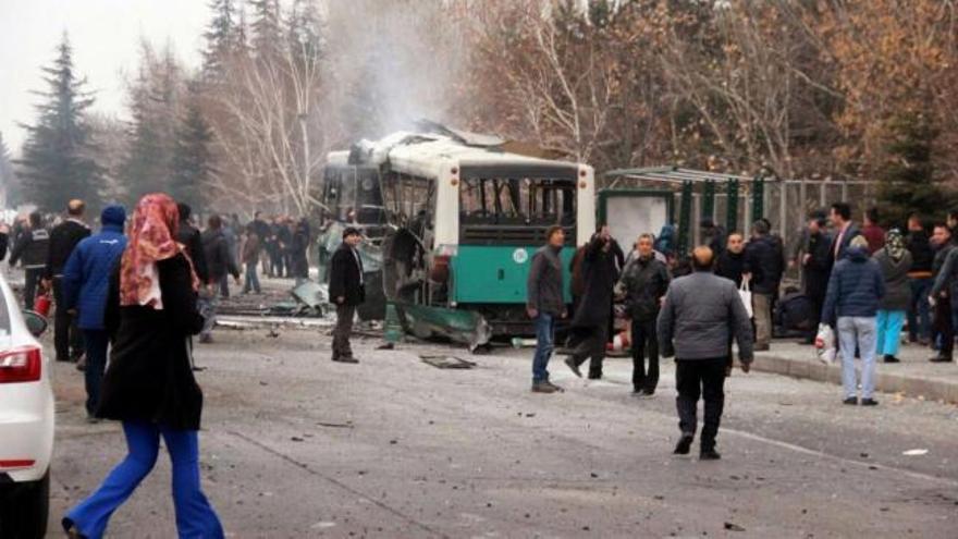 Un atentado contra un autobús en Turquía causa al menos 13 muertos