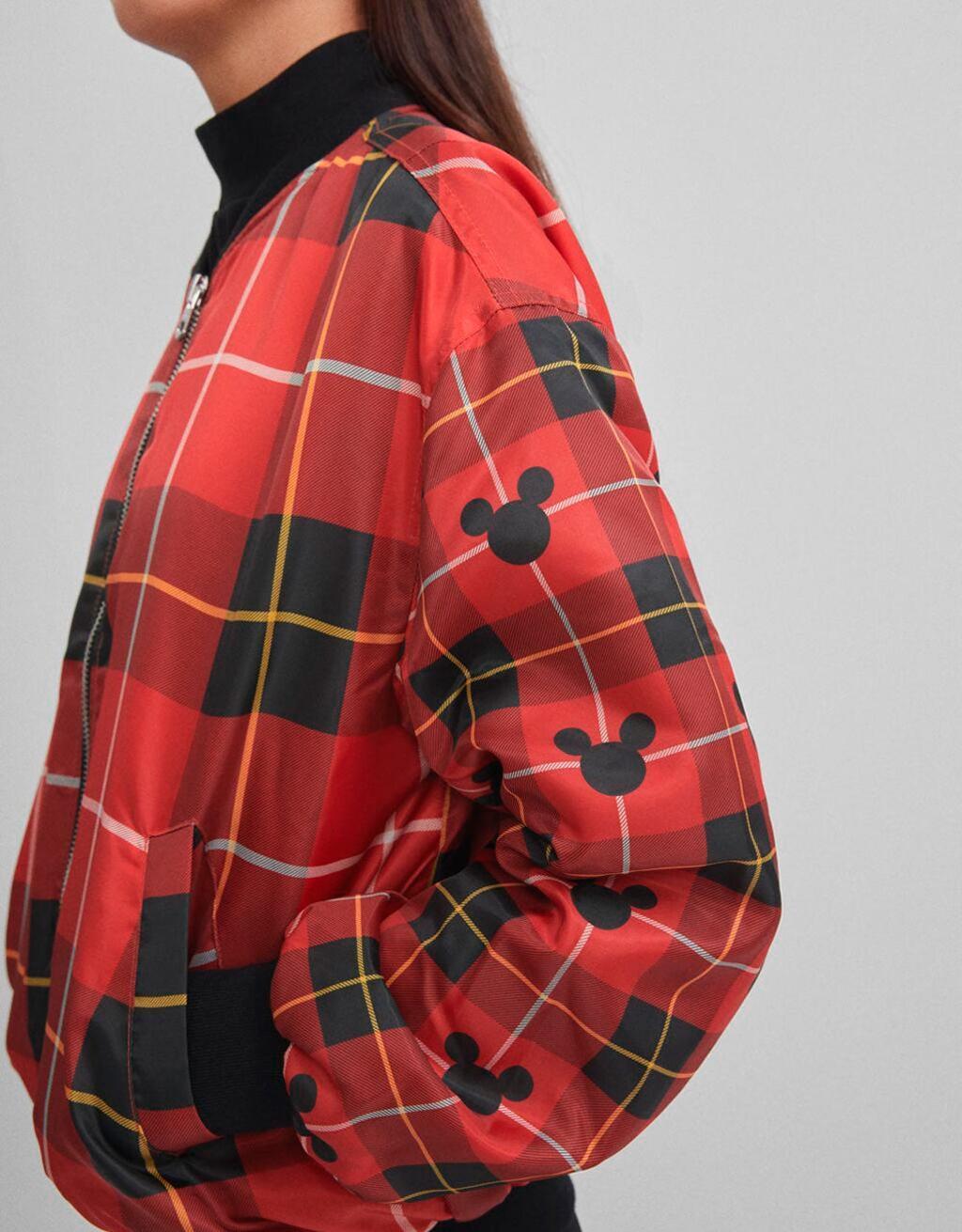 Detalle bomber de Mickey Mouse de Bershka