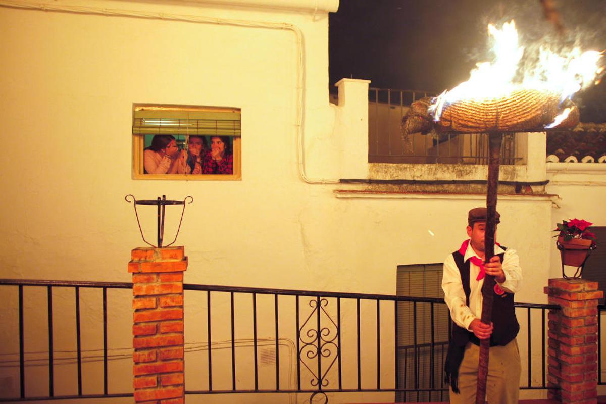 La localidad de la Sierra de las Nieves se llena de luz debido a la quema de los rondeles, antiguos capachos de esparto que se usaban en las prensas de los molinos de aceite para molturar la aceituna.