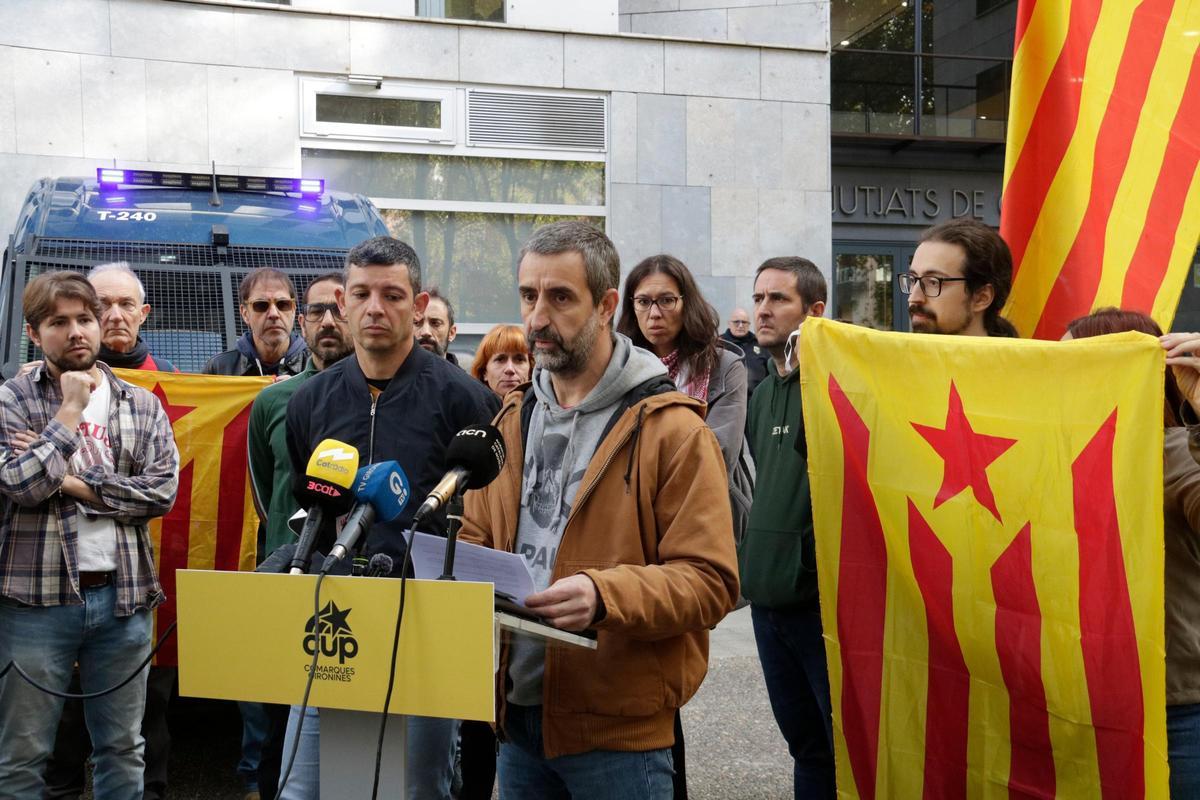 El regidor de la CUP investigat per cremar una bandera espanyola atenent els mitjans a la sortida dels jutjats