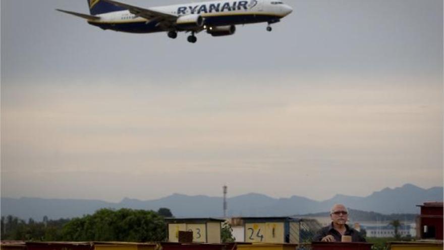 Pepe, el vecino de la urbanización de la Mallà de Manises, cuya casa ha quedado pegada a la pista de aterrizaje del aeropuerto de Manises tras la ampliación de 2007.  Germán Caballero