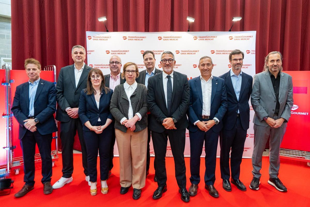 Autoridades y directivos asistentes a la inauguración de la plataforma Gros Mercat, de Transgourmet, en Mercabarna, este lunes.