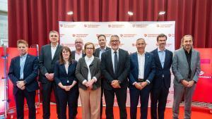 Autoridades y directivos asistentes a la inauguración de la plataforma Gros Mercat, de Transgourmet, en Mercabarna, este lunes.