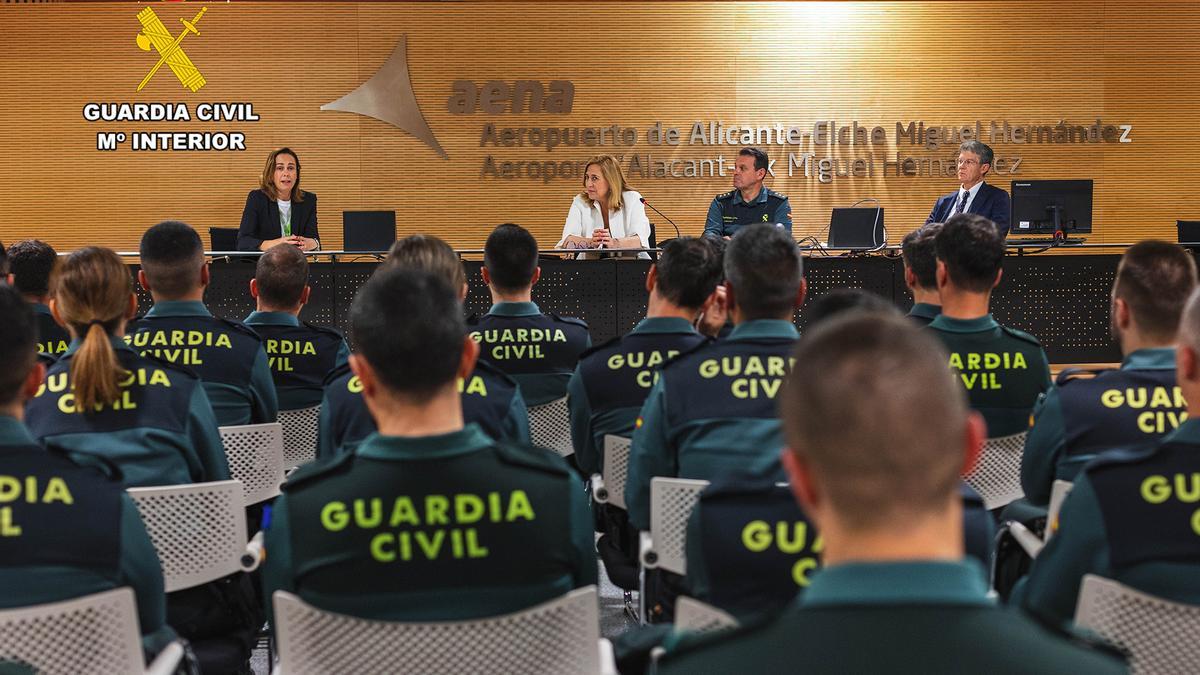 Presentación de los nuevos guardias civiles en el aeropuerto de Alicante-Elche.