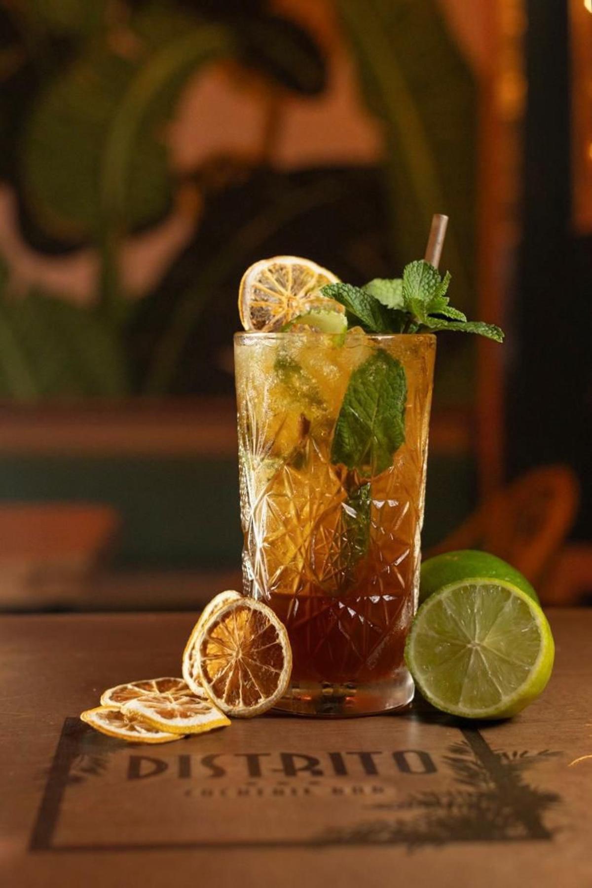 Un mojito de la coctelería cordobesa Distrito Cocktail.