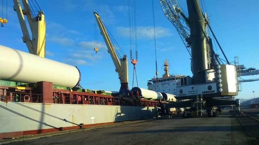 Un embarque de aerogeneradores en el Puerto de Marín. // Santos Álvarez