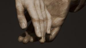 Detalle de las manos de la escultura de los amantes de Teruel, obra de Juan de Ávalos.