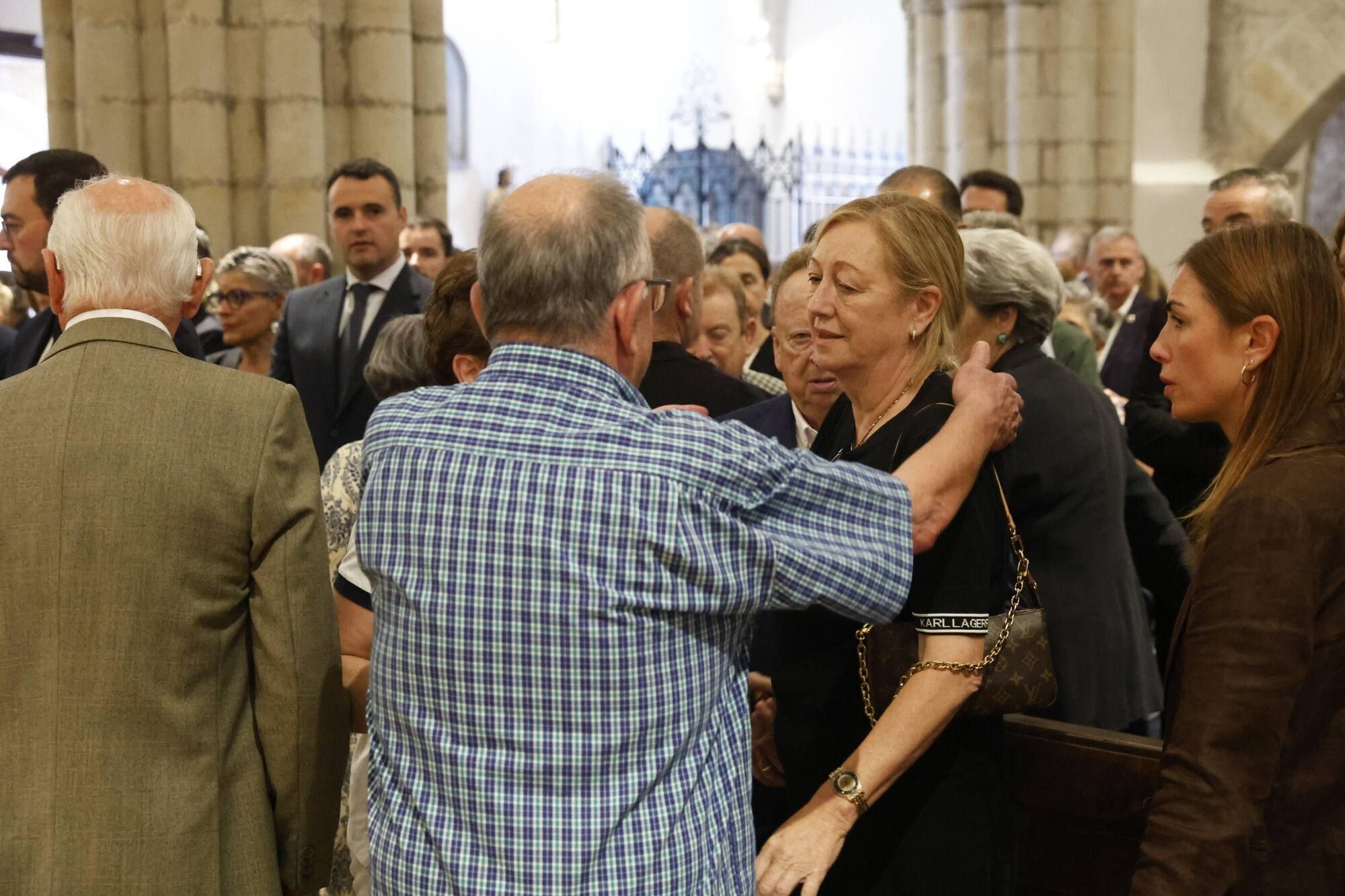 Las imágenes del funeral de Antonio Trevín en la basílica de Llanes.