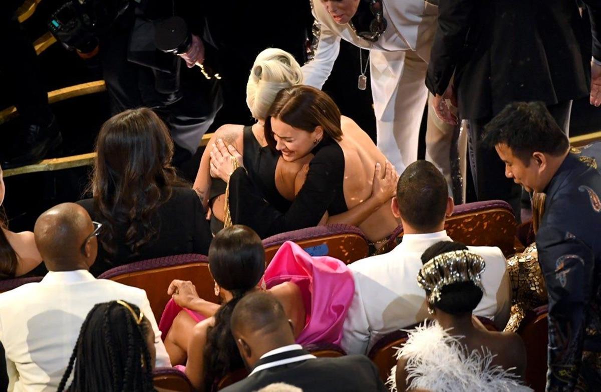 El abrazo entre Lady Gaga e Irina Shayk en los Oscar 2019