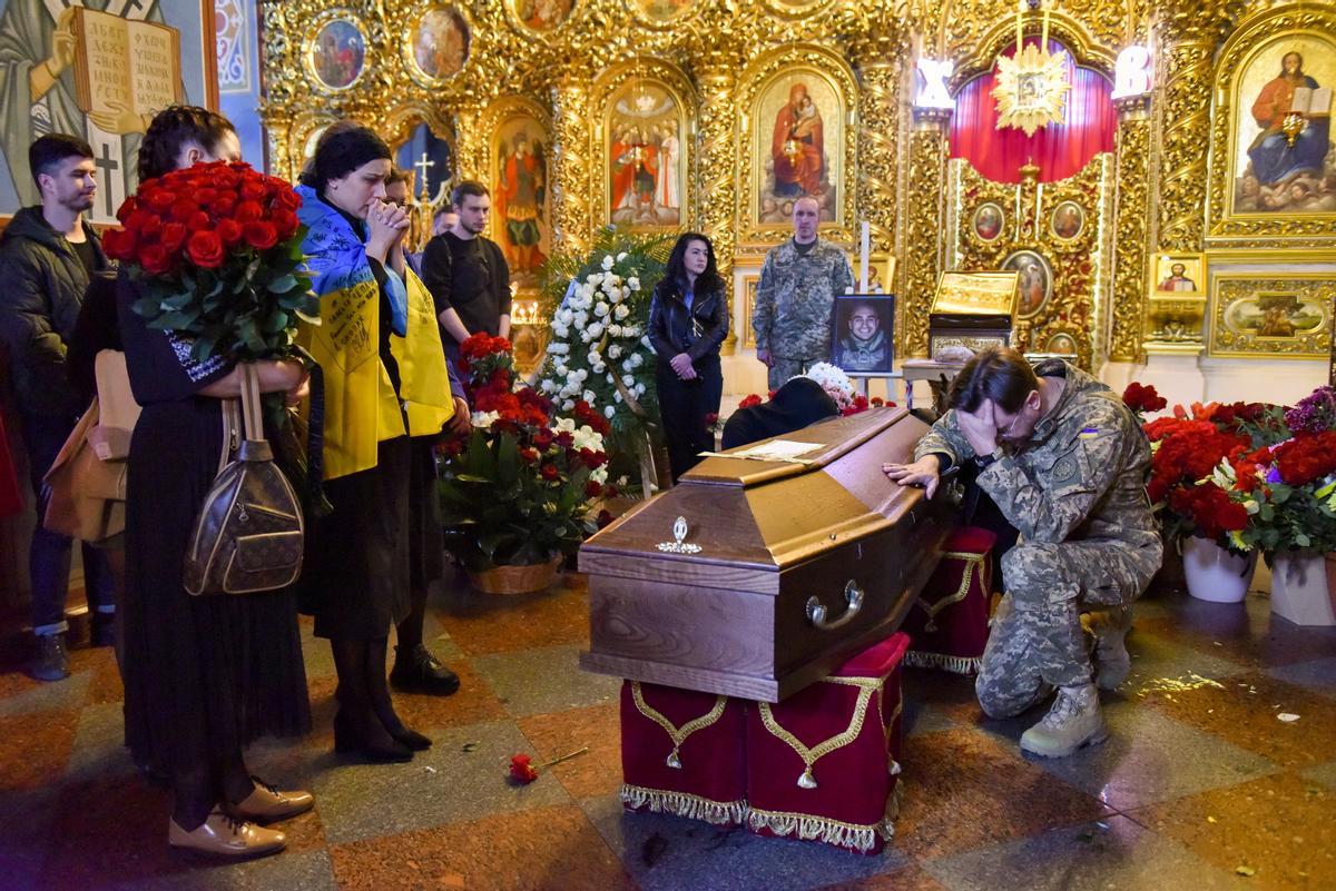 Familiares, amigos y camaradas asisten a la ceremonia fúnebre del militar ucraniano y ex periodista Oleksandr Makhov, en el Monasterio de las Cúpulas Doradas de San Miguel en Kiev.