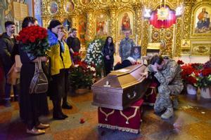 Familiares, amigos y camaradas asisten a la ceremonia fúnebre del militar ucraniano y ex periodista Oleksandr Makhov, en el Monasterio de las Cúpulas Doradas de San Miguel en Kiev.