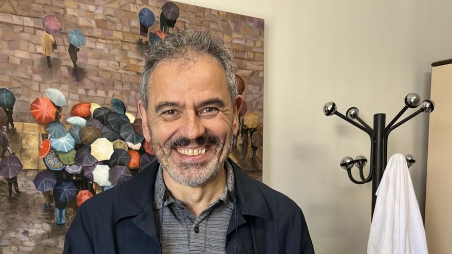 Maximino Portela, cos seus libros e a bata de traballo. | G.N.