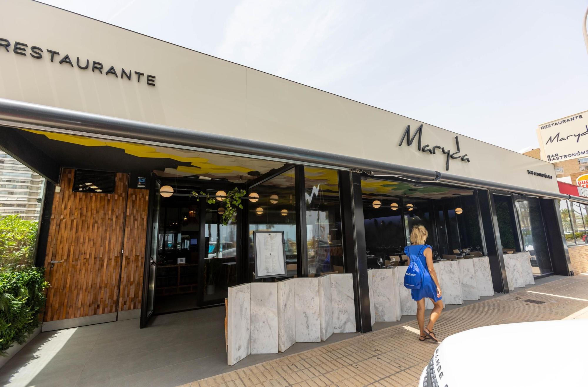 El espacioso exterior del restaurante Maryda en la playa de San Juan.