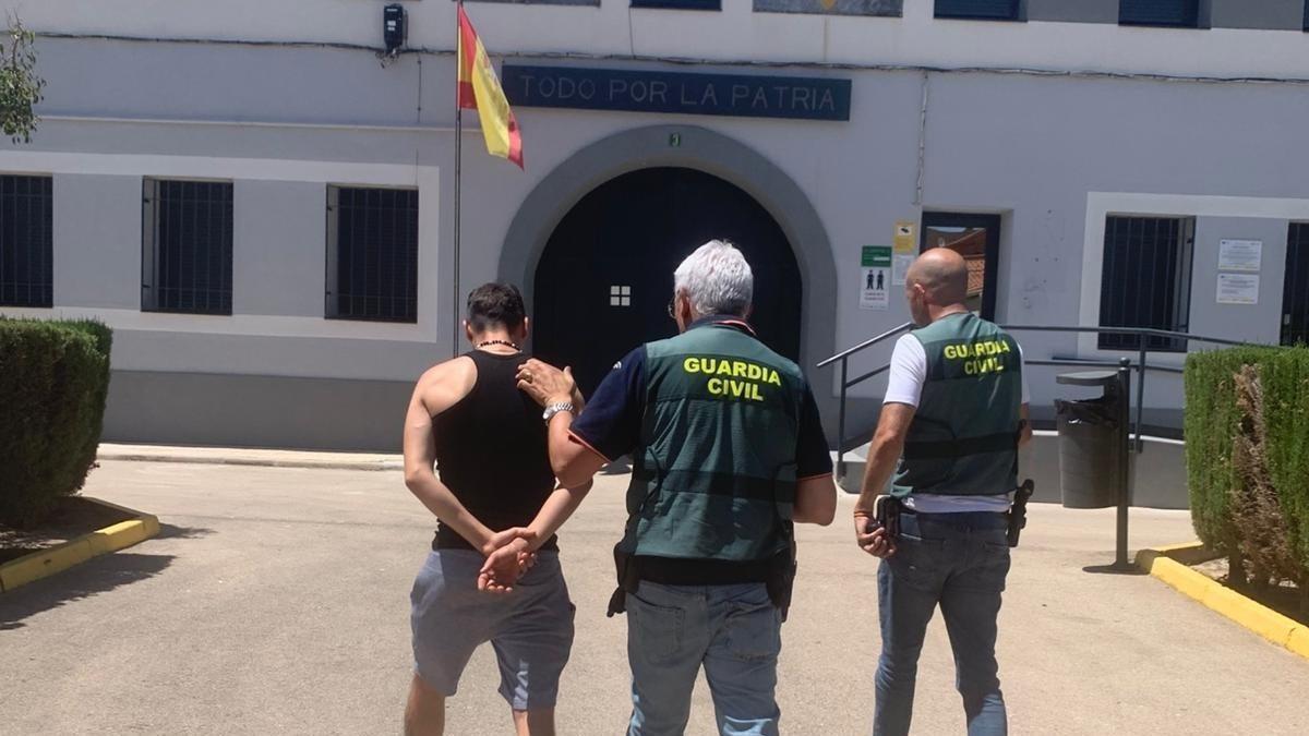 En la mañana del 17 de junio, efectivos del Equipo de Policía Judicial de Alcañiz detuvieron a dos personas como presuntas autoras de once delitos de robo de cable de cobre.