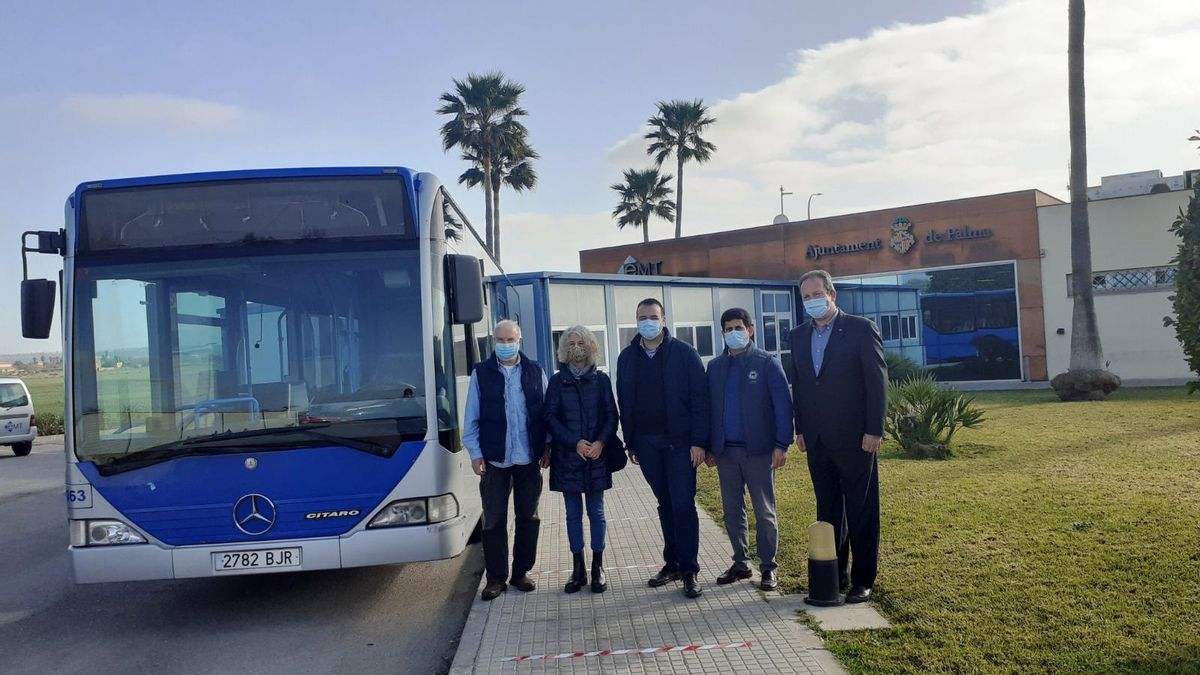 El autobús entregado hoy a la Asociación de  Amigos del Pueblo Saharaui.