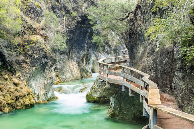 Bosques, flora y fauna y patrimonio cultural se unen en una zona más que apetecible para desconectar en el interior de Andalucía.