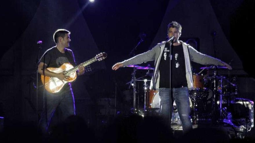 Los hermanos Muñoz, ayer en el escenario de Bueu. // Santos Álvarez