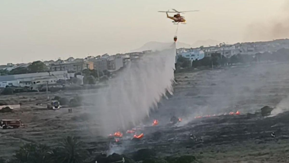 Los bomberos han utilizado medios aéreos para sofocar el incendio cercano al aeropuerto de Alicante-Elche