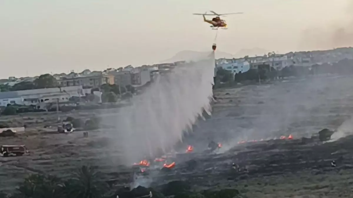 Los bomberos han utilizado medios aéreos para sofocar el incendio cercano al aeropuerto de Alicante-Elche