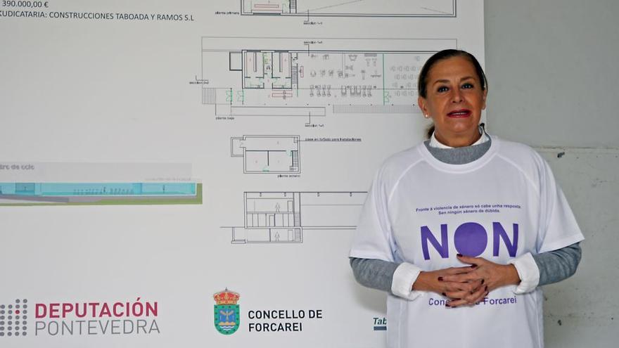 Carmela Silva, en su visita las obras de creación del nuevo gimnasio de Forcarei.