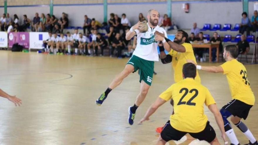 Un jugador del Elche intenta un lanzamiento