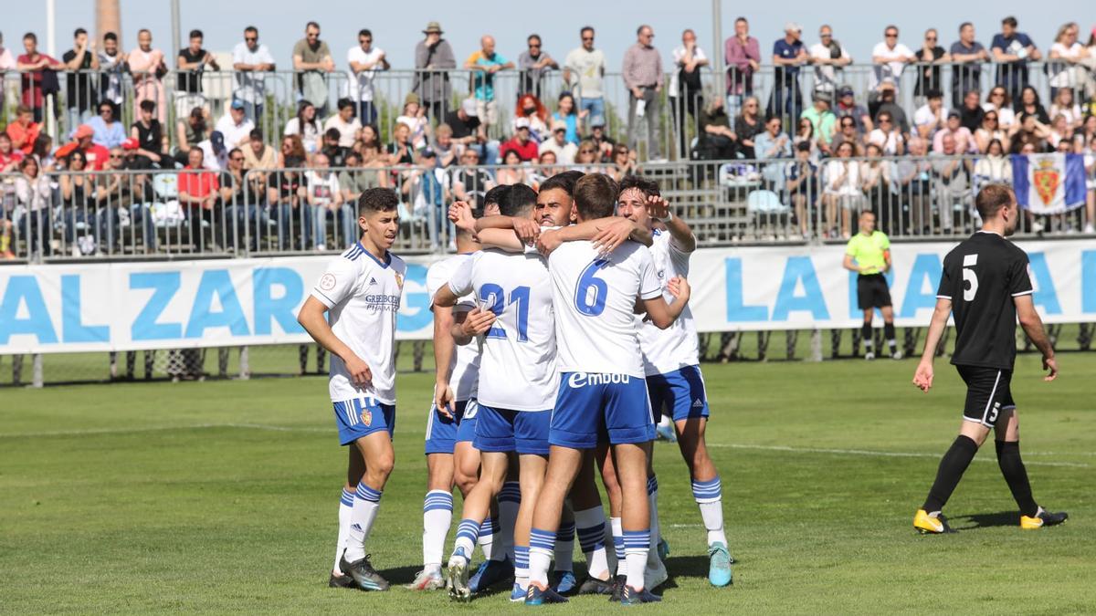 Los jugadores del Deportivo Aragón celebran el primer gol